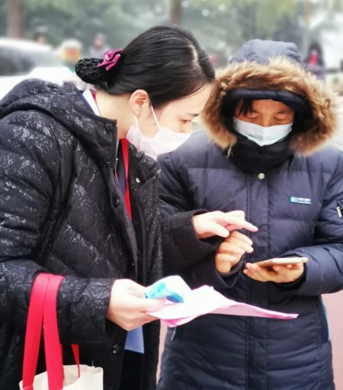 2邮储银行山东省潍坊市分行客户经理向老年客户普及手机银行使用方法。